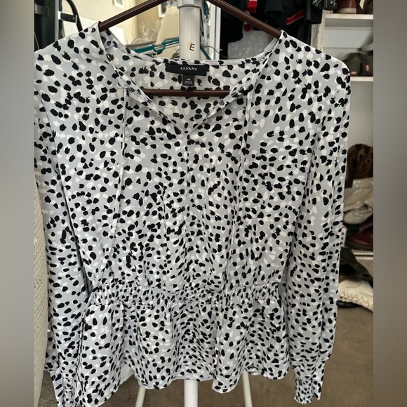 alfani tops blouses Size Petite Medium Animal Print Comfy Black/White Longsleeve - Picture 1 of 9